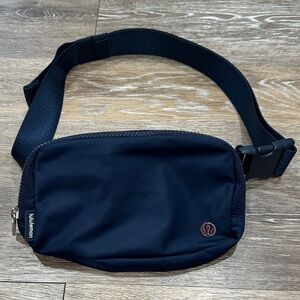 NWOT! lululemon athletica Midnight Everywhere Belt Bag Size Small